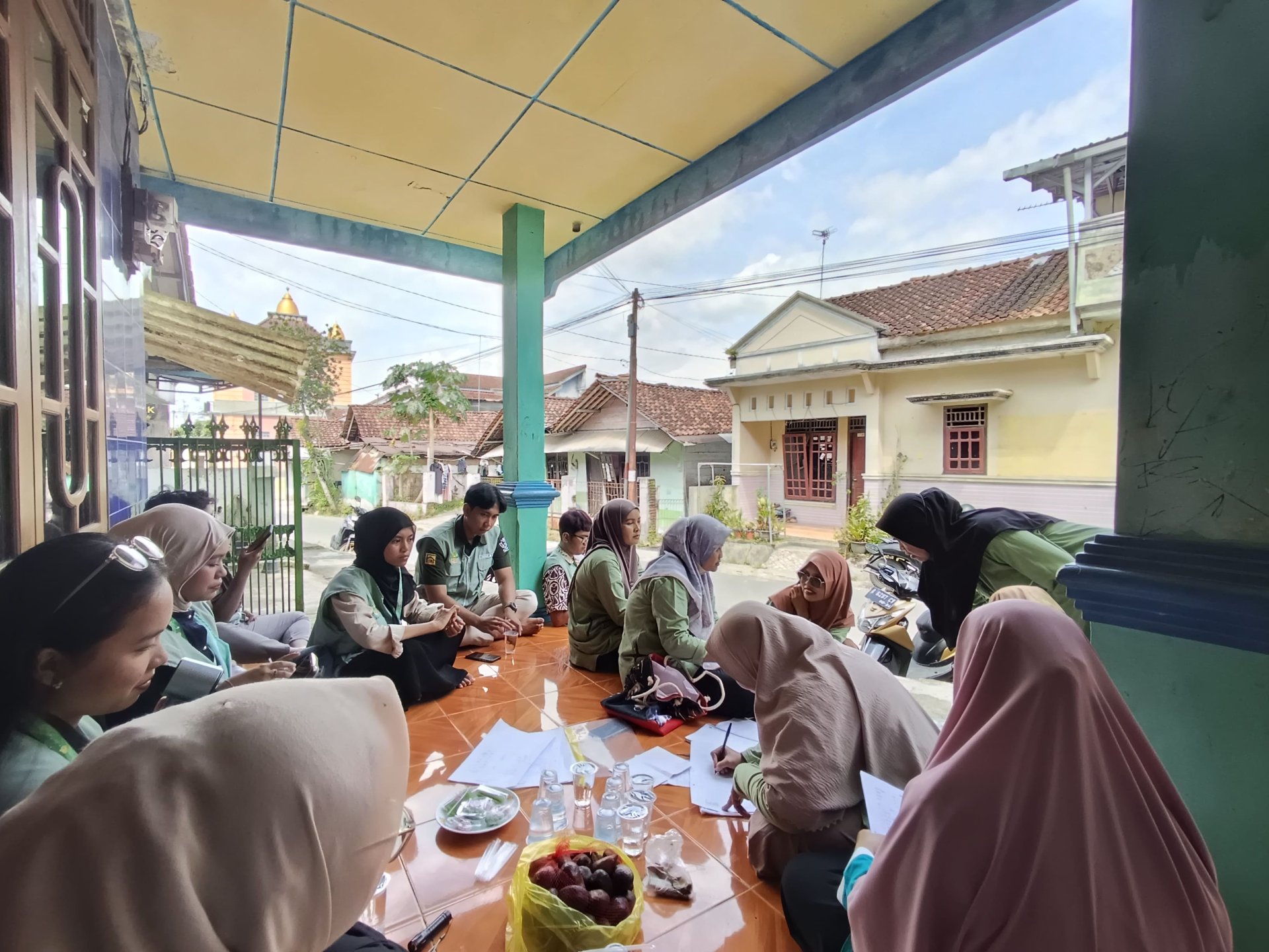 Melakukan pendataan jentik-jentik di RT 05 & 06/RW 02