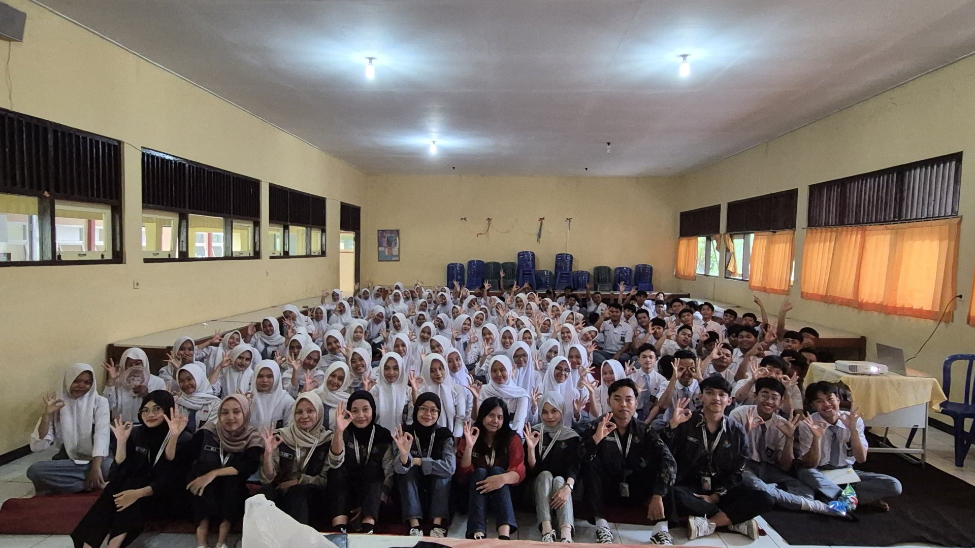 Piket Desa dan Sosialisasi Motivasi Perguruan Tinggi