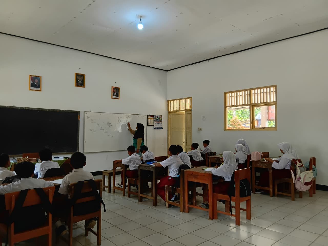 Piket Balai Desa, Kegiatan Mengajar, dan Pendampingan UMKM
