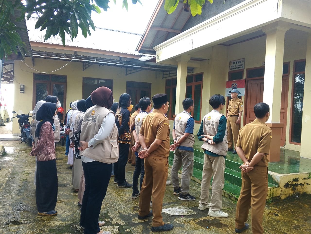 Hari ke dua puluh satu (21). Apel rutin dan koordinasi dengan perangkat desa Mendelem dan piket balai desa