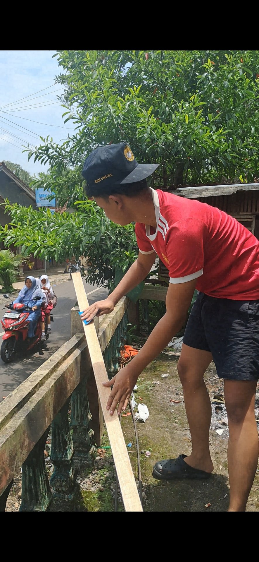 KKN Hari Keduapuluh Membuat Papan Informasi Degradasi Sampah