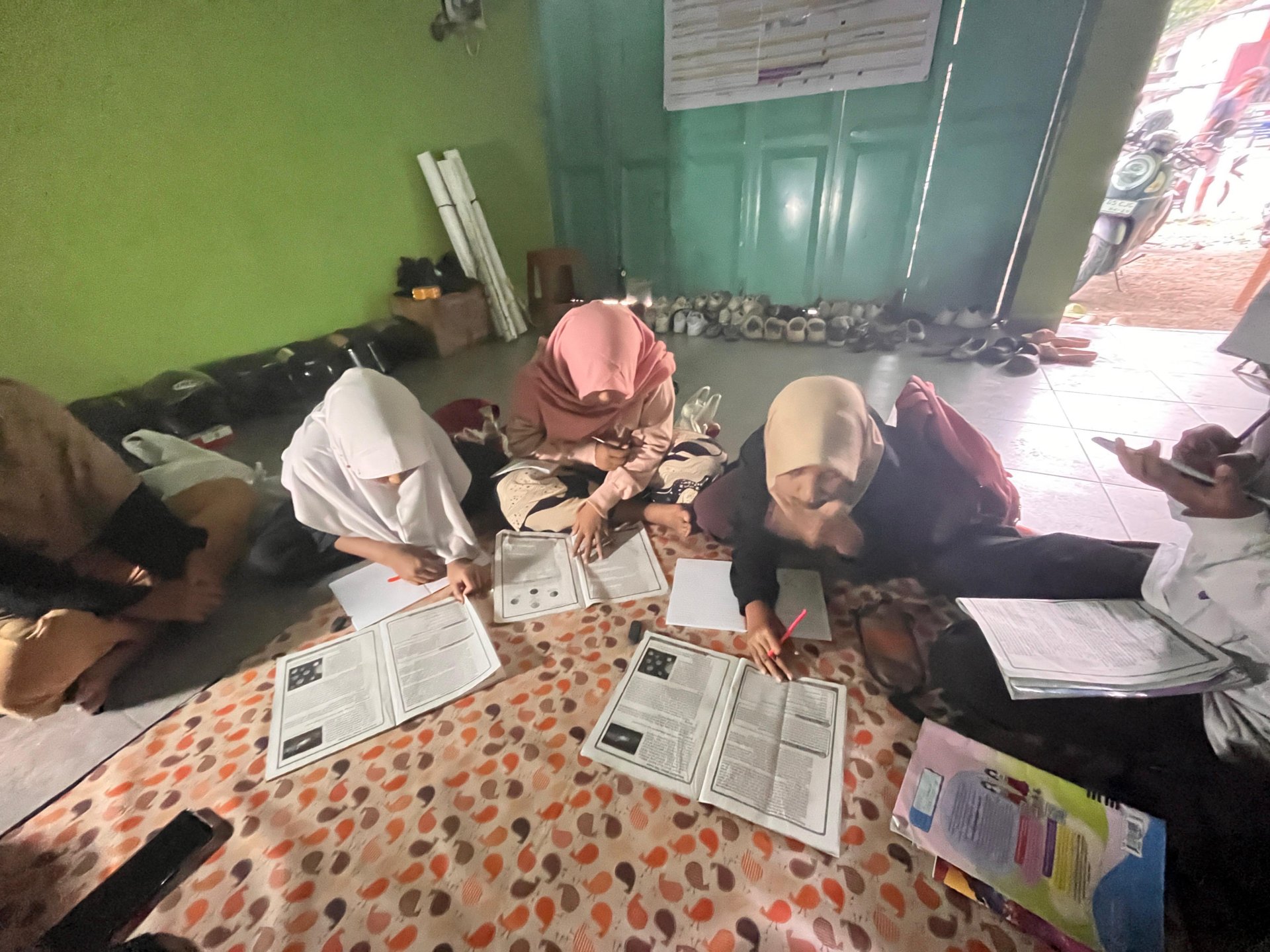 Membersamai anak-anak mengerjakan PR