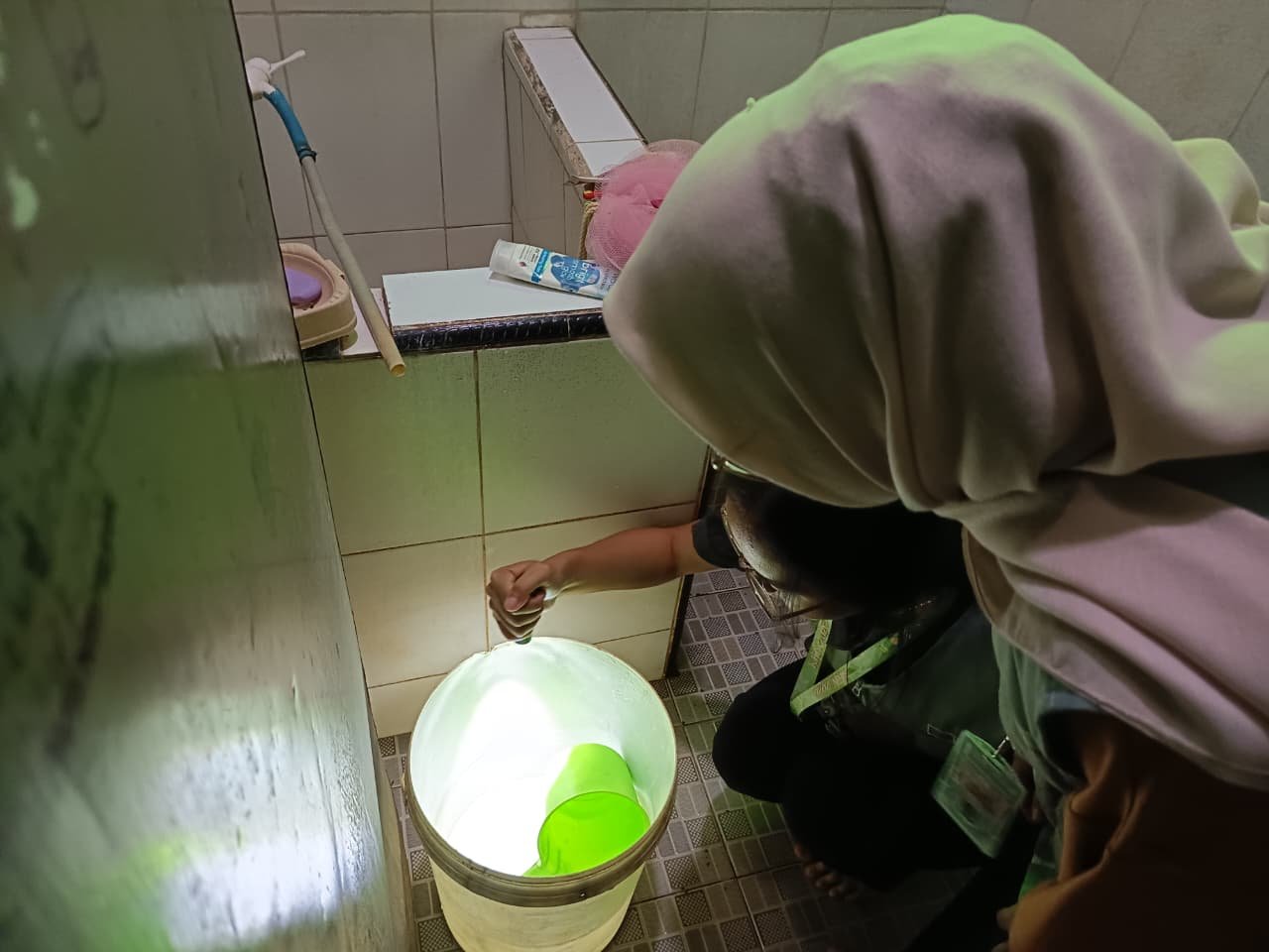 Mahasiswa KKN Desa Sumampir Periode Jan-Feb 2026 Membantu ibu-ibu FKD dalam pengecekan jentik-jentik.