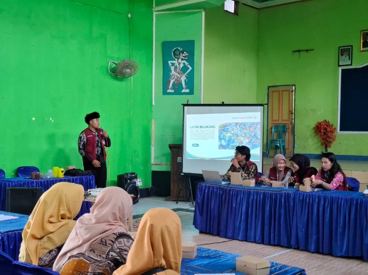 Sosialisasi mengenai pemanfaatan limbah anorganik sebagai sarana budidaya tanaman berupa pot