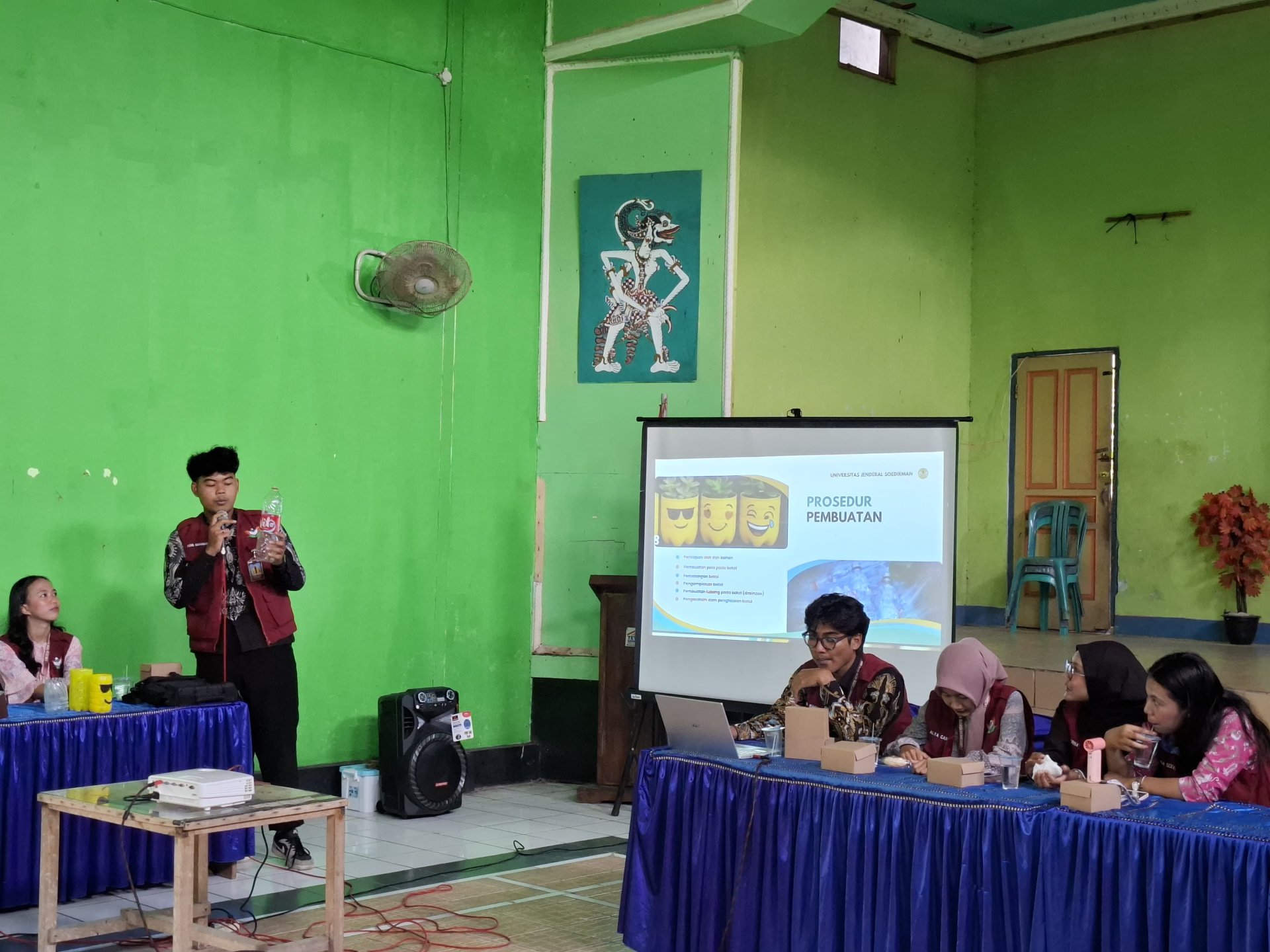 sosialisasi mengenai pemanfaatan limbah anorganik sebagai sarana budidaya tanaman berupa pot