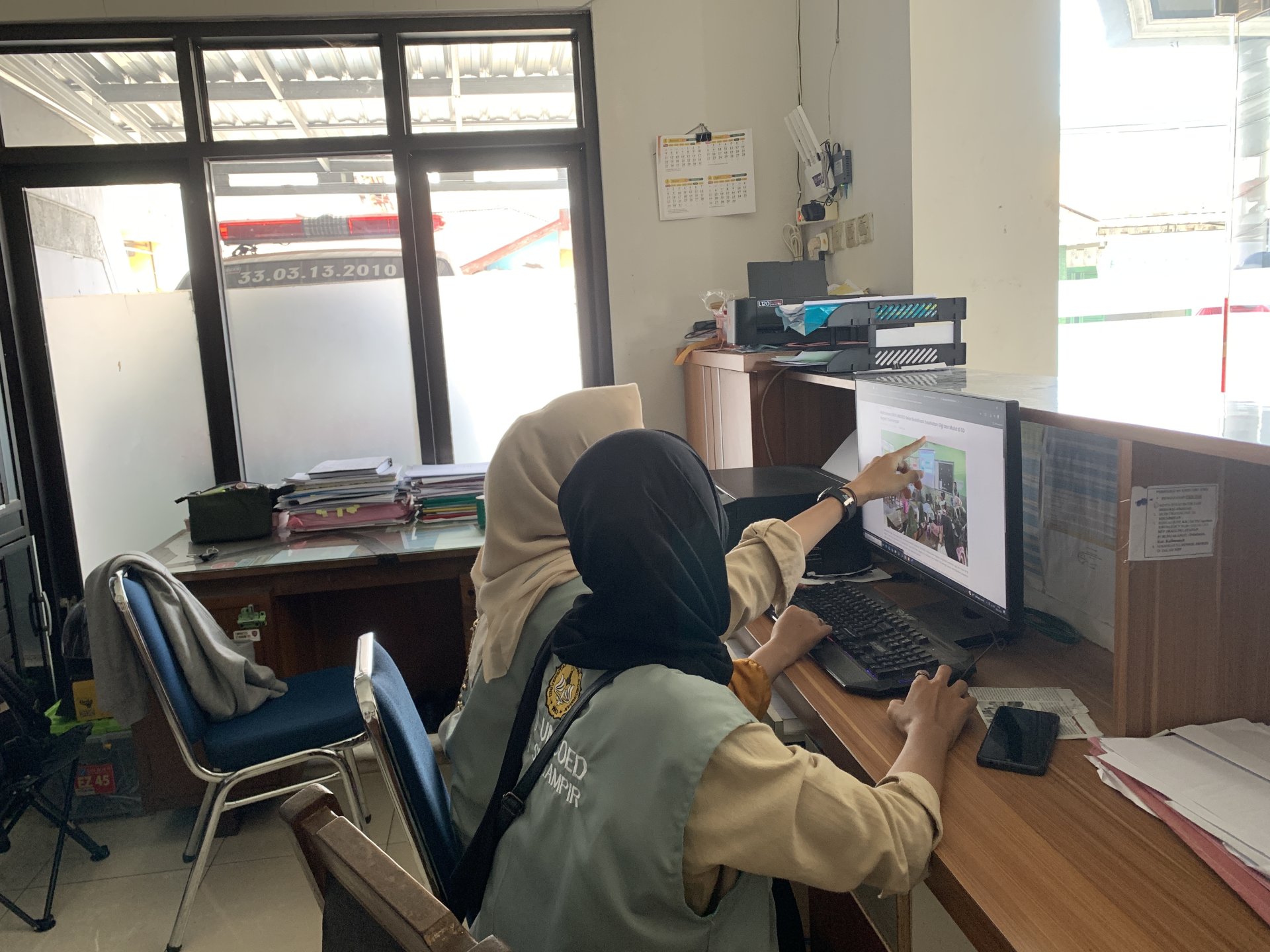 Mahasiswa KKN Desa Sumampir Periode Jan-Feb 2026 Penguploadan artikel atau berita minggu kemarin di website desa sumampir.