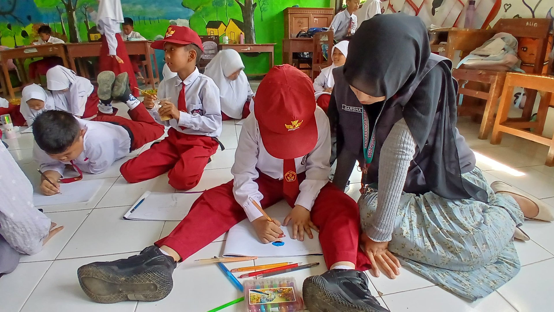 Menggambar Cita-Cita Bersama Siswa Kelas 1, 2, dan 3