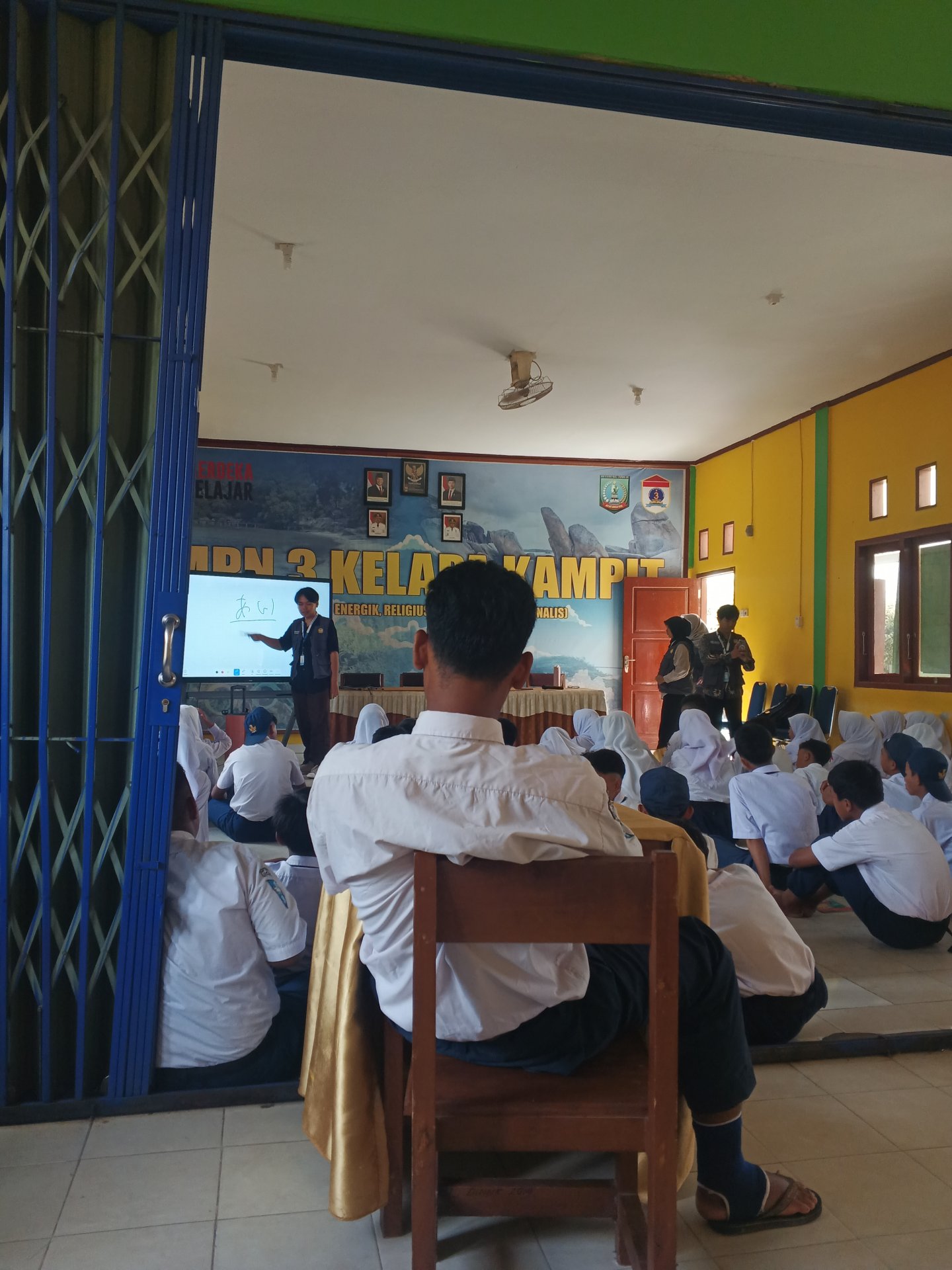 Belajar bahasa jepang di SMP 3 desa cendil