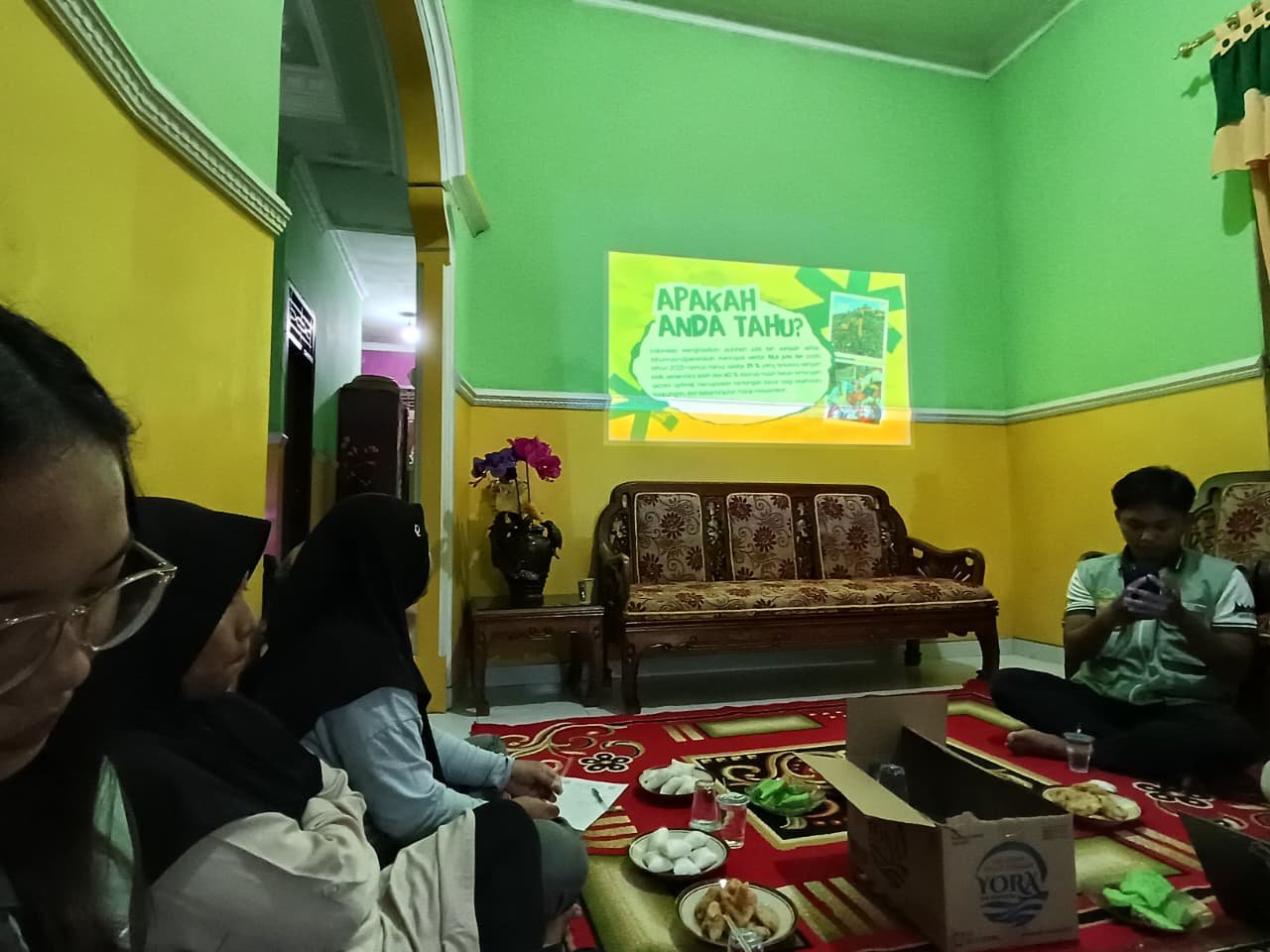 Mahasiswa KKN Desa Sumampir Periode Jan-Feb 2026 Melaksanakan kegiatan sosialisasi pemilahan sampah.