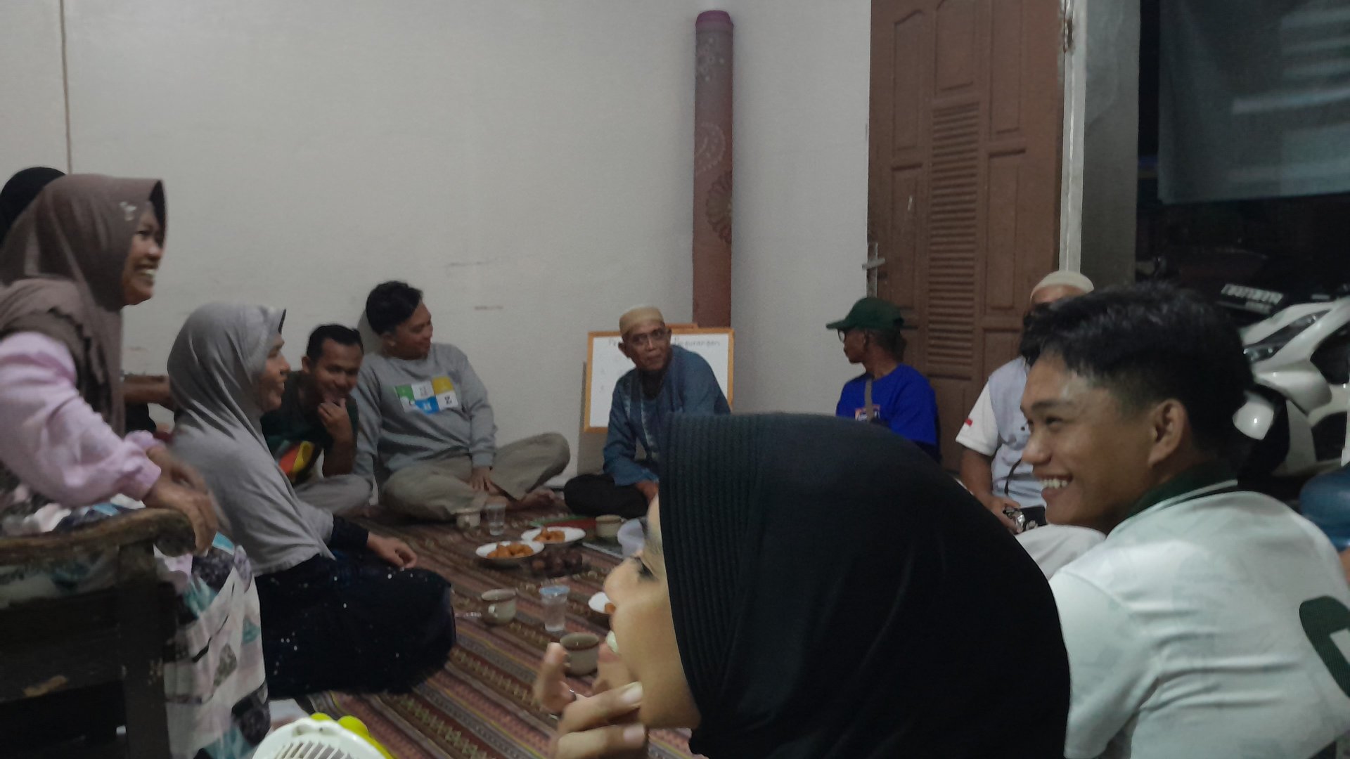 Kunjungan perangkat desa ke posko KKN Unsoed Desa Sumampir