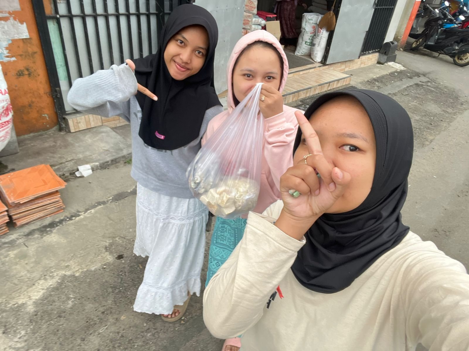 Mahasiswa KKN Desa Sumampir Periode Jan-Feb 2026 Melaksanakan piket memasak.