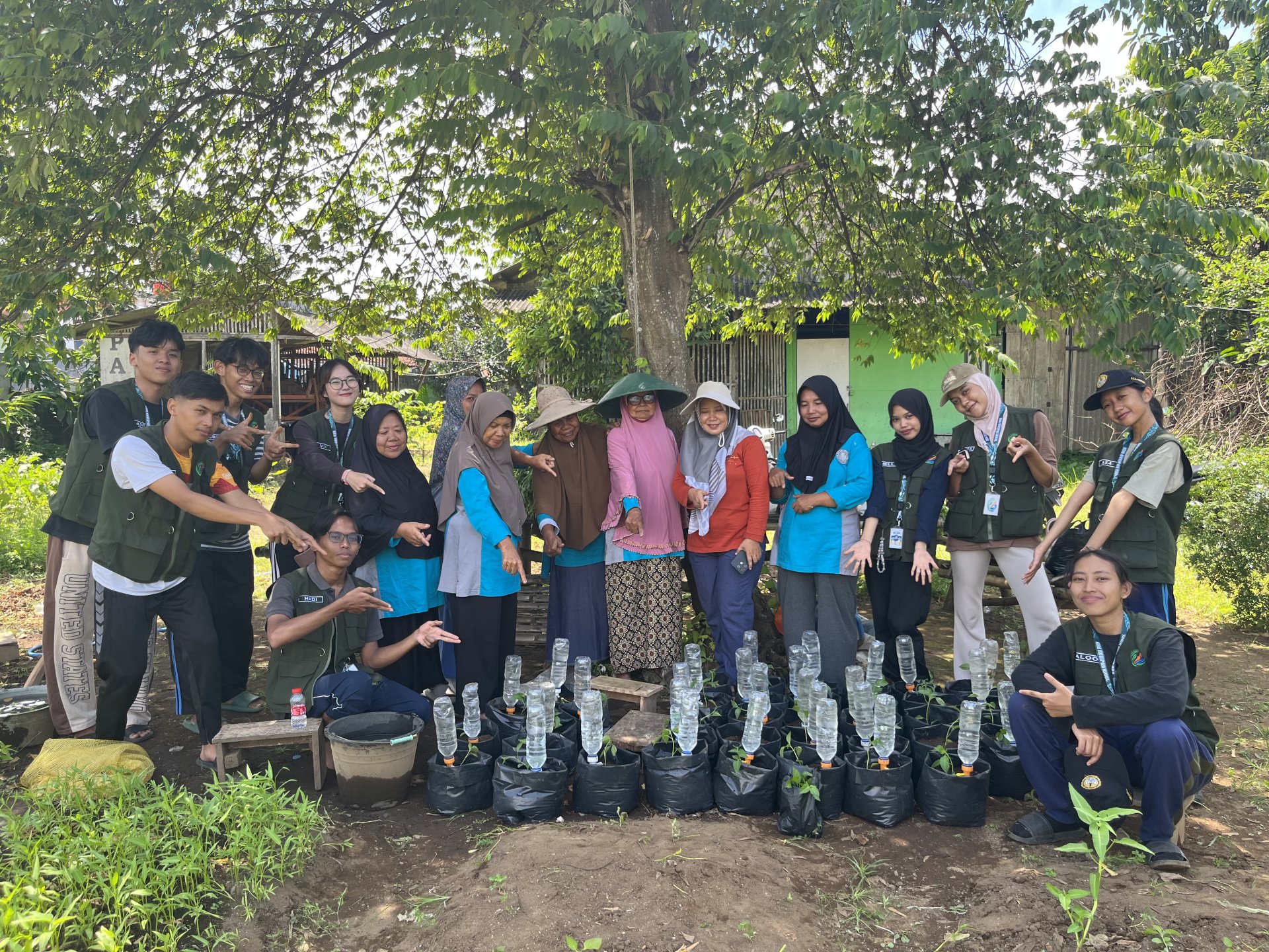 Kegiatan Intensifikasi Pekarangan dan Penerapan Sistem Irigasi Tetes sebagai Bentuk Peningkatan Efektivitas Penggunaan Lahan Pertanian di Desa Kuripan Kidul