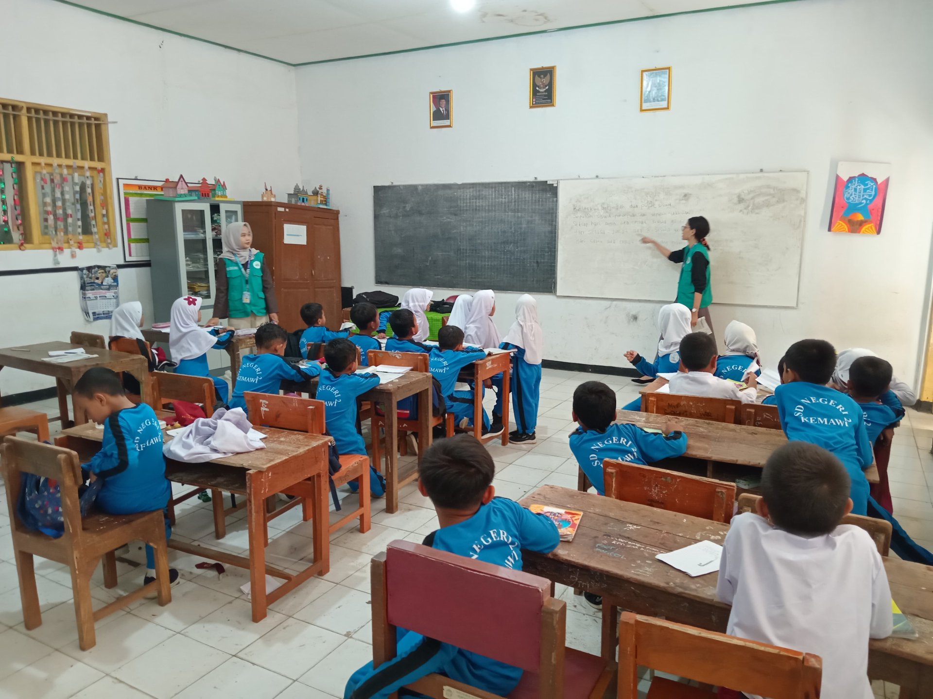 KKN Kemawi Piket Balai Desa dan Kegiatan Sosial Pendidikan