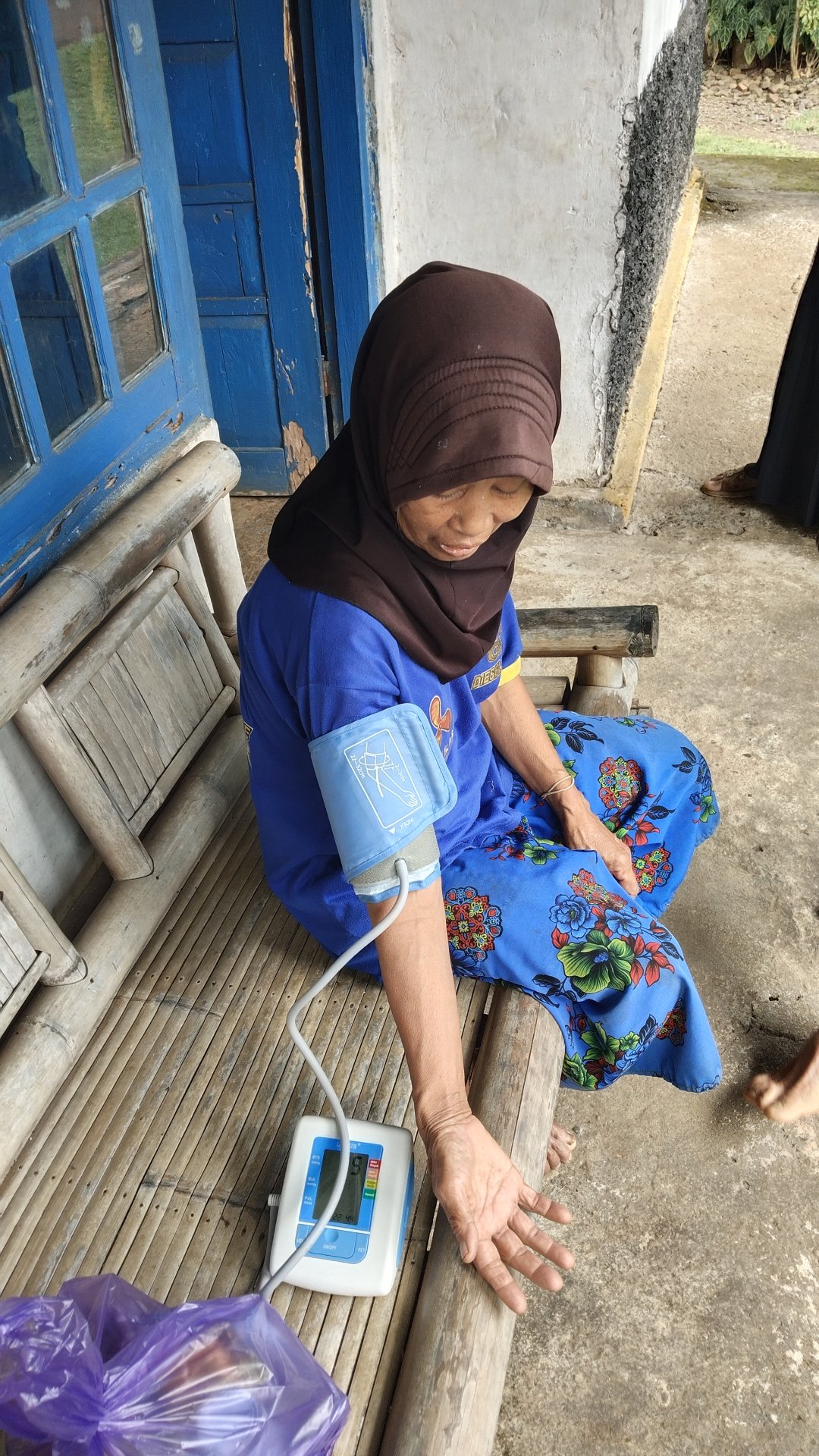 Membantu Kegiatan Posyandu Keliling