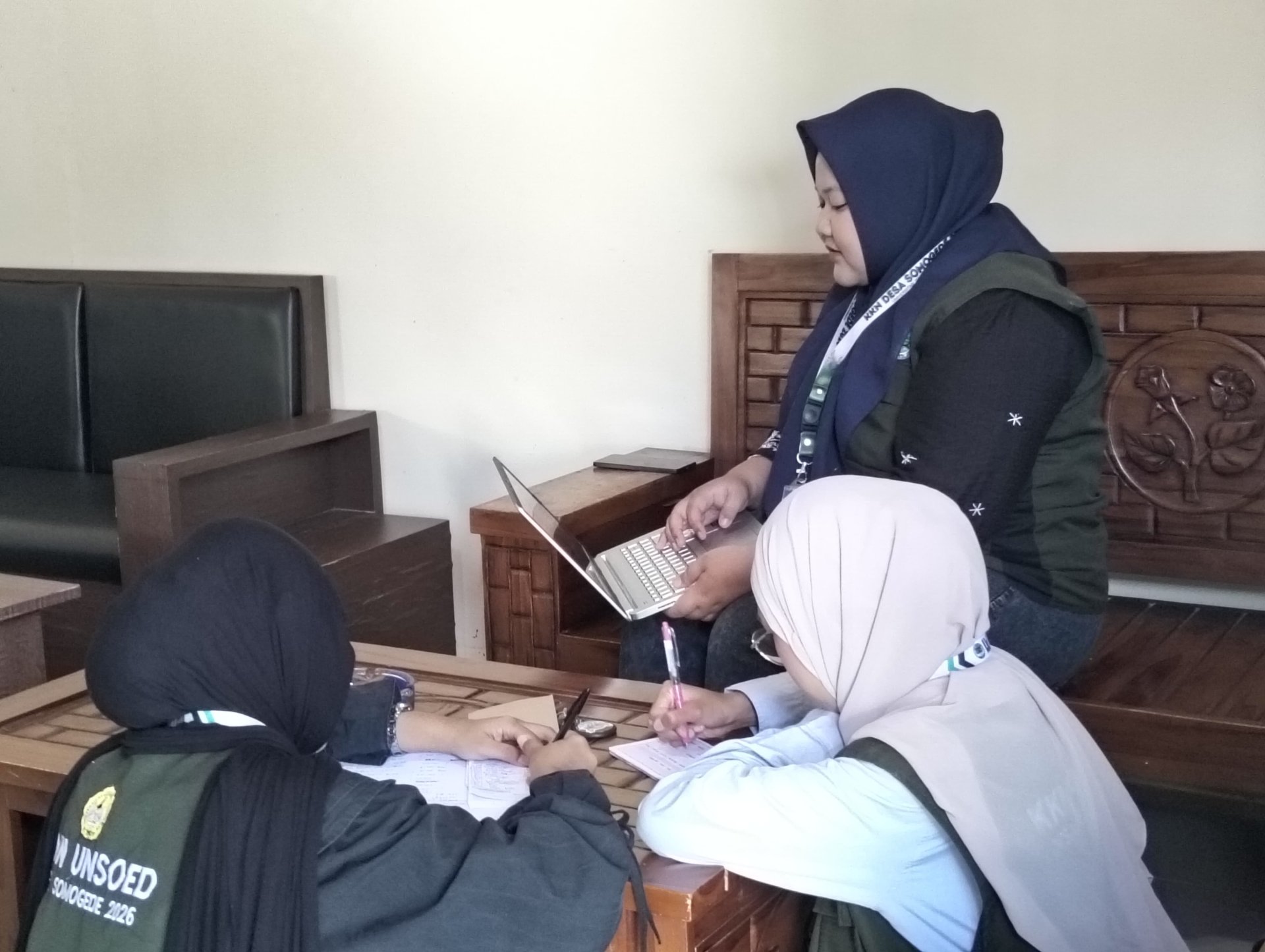 Piket Desa, Kunjungan UMKM, Pendampingan QRIS, dan Bimbingan Belajar