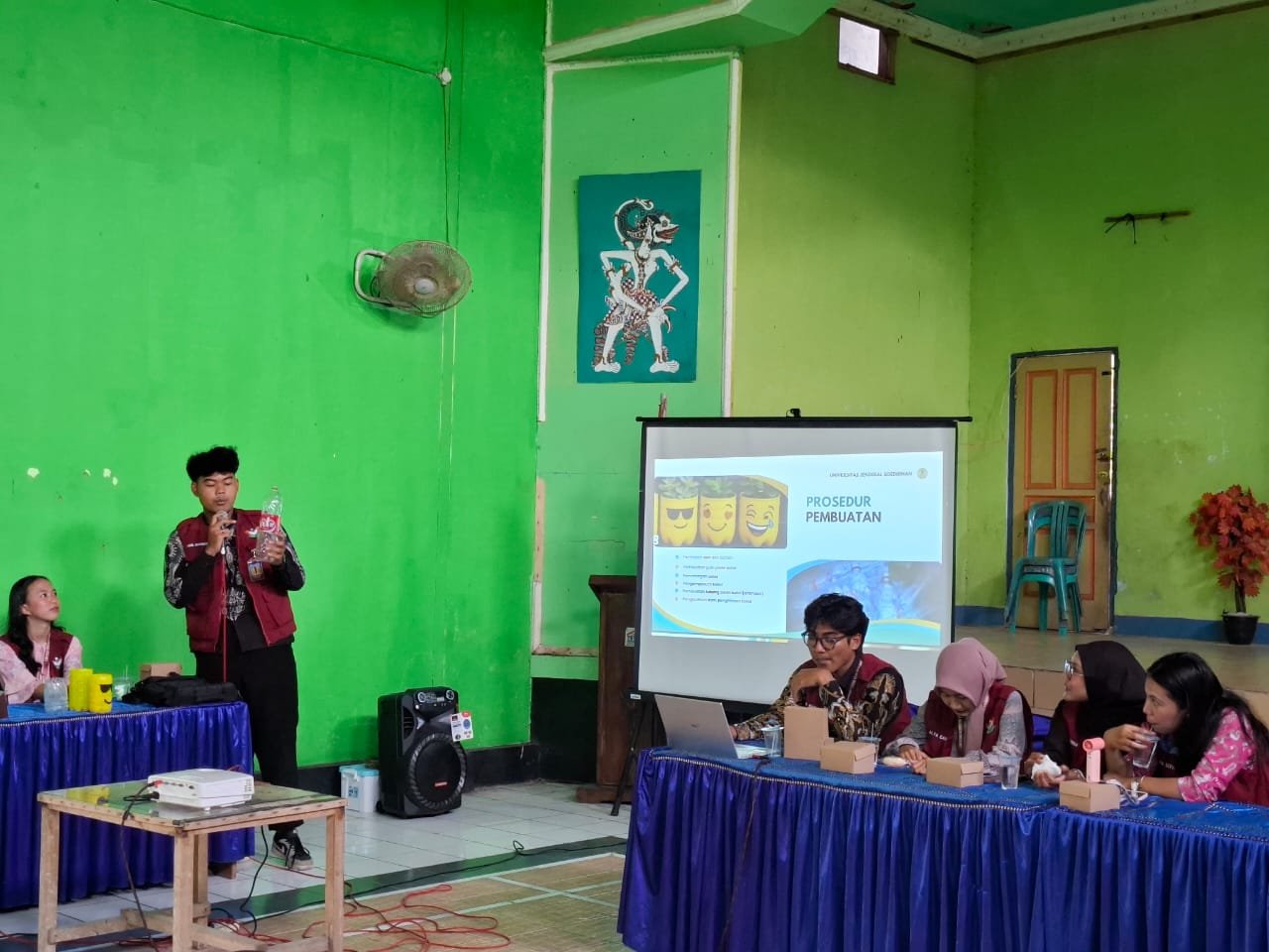 Sosialisasi Mengenai Pemanfaatan Limbah Anorganik sebagai Sarana Budidaya Tanaman Berupa Pot