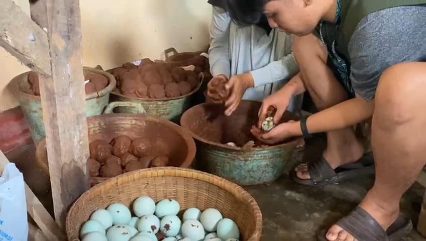 Kegiatan Pendampingan UMKM Telor Asin Bu Wiwi di Dusun 1 Desa Kuripan Kidul