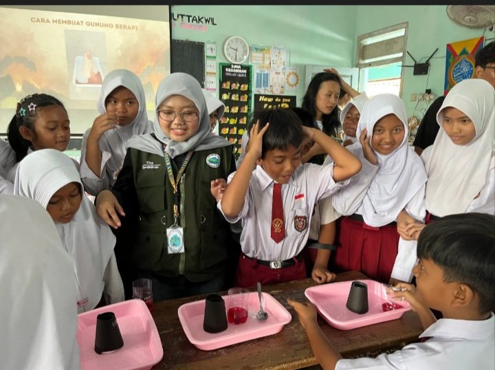 Eksperimen Gunung Berapi di SDN 1 Wadaslintang