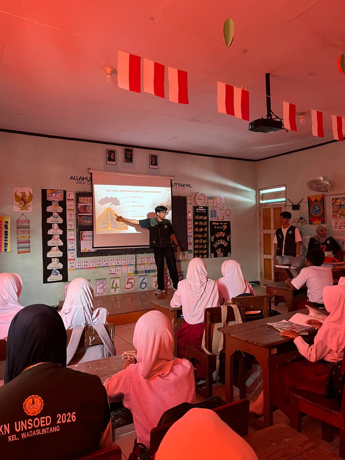 Eksperimen Simulasi Letusan Gunung Berapi di SD Negeri 1 Wadaslintang