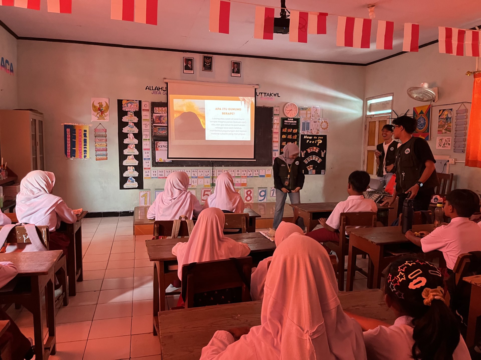 Eksperimen Reaksi Kimia Sederhana Gunung Berapi di SD N 1