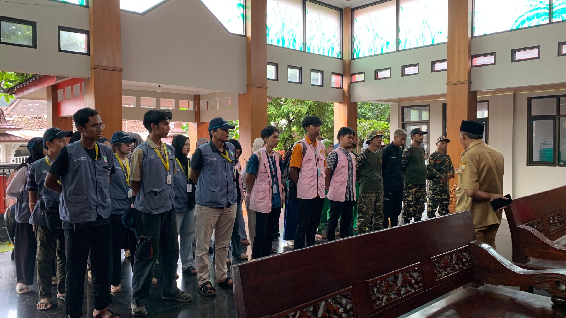 Apel pagi di balai desa sikasur