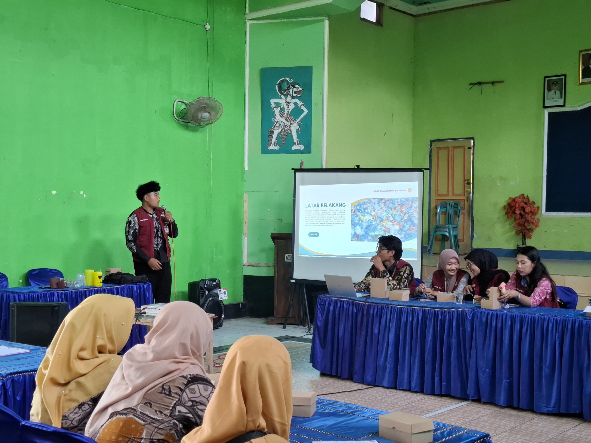 sosialisasi mengenai pemanfaatan limbah anorganik sebagai sarana budidaya tanaman berupa pot