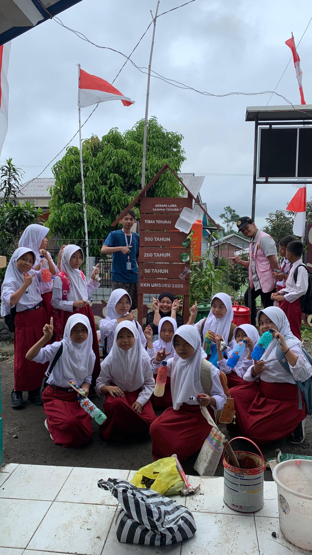 Hari ke 21 KKN Sikasur (sosialisasi pendidikan lingkungan & pemasangan plank edukasi sampah terurai)