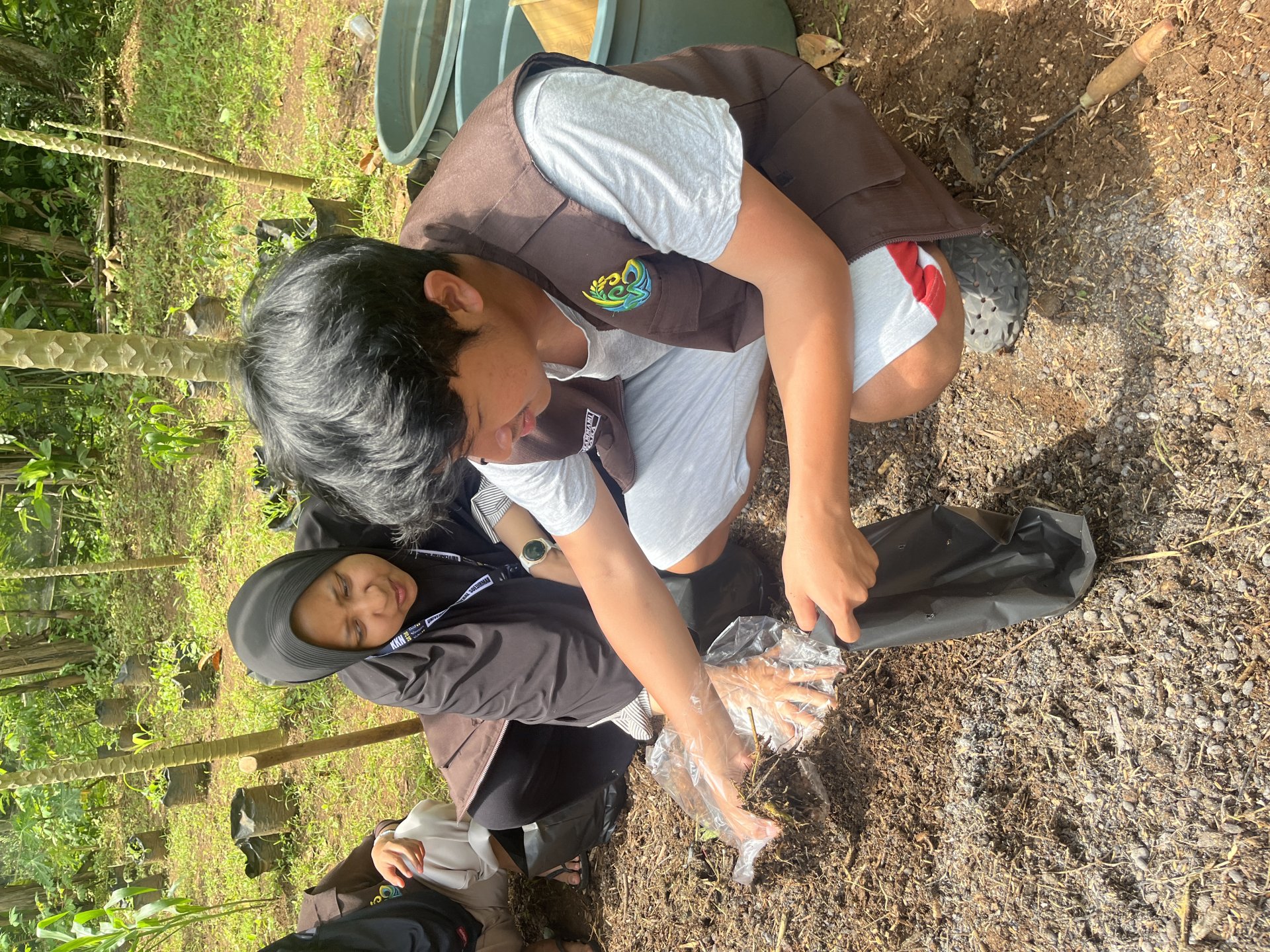 Pembuatan Media Tanam bersama anggota KWT