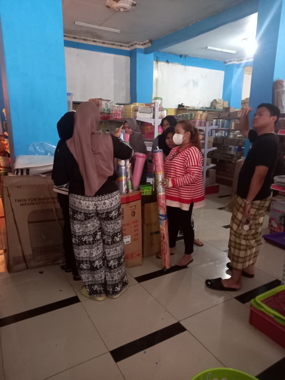 Hari ke 21 KKN - Belanja barang - barang untuk bantuan korban bencana di Pemalang Selatan