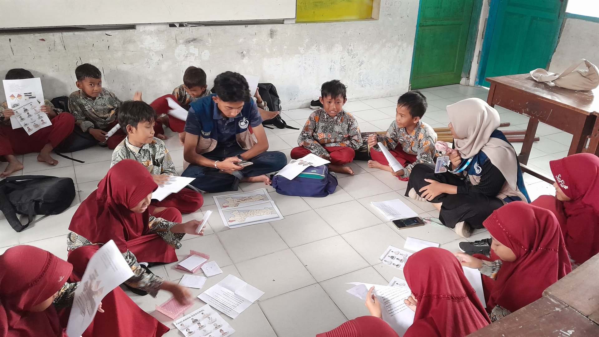 Pembuatan Biopori di Balai Desa dan Pengajaran Siaga