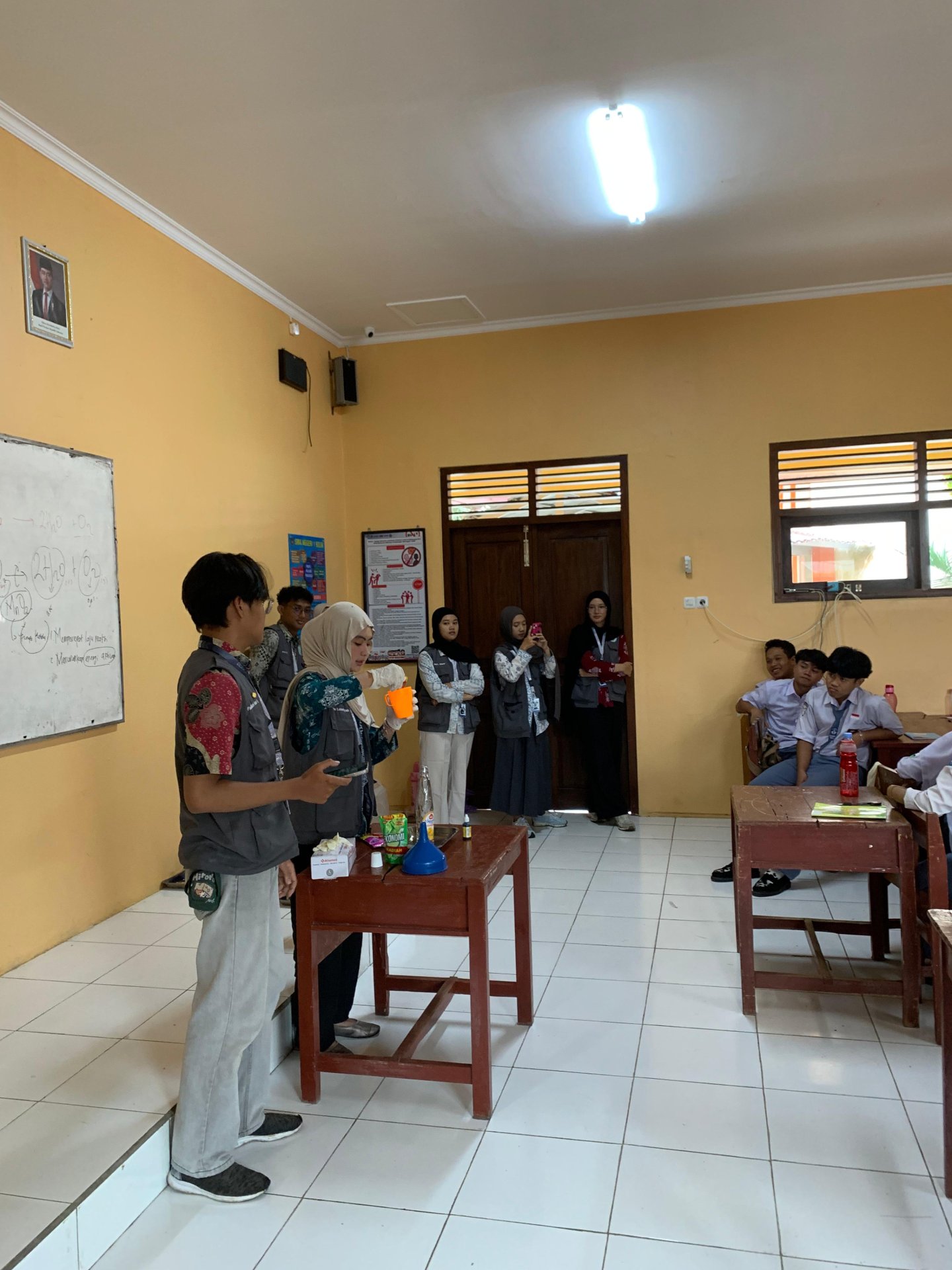 Melakukan chemistry reaction di sma belik