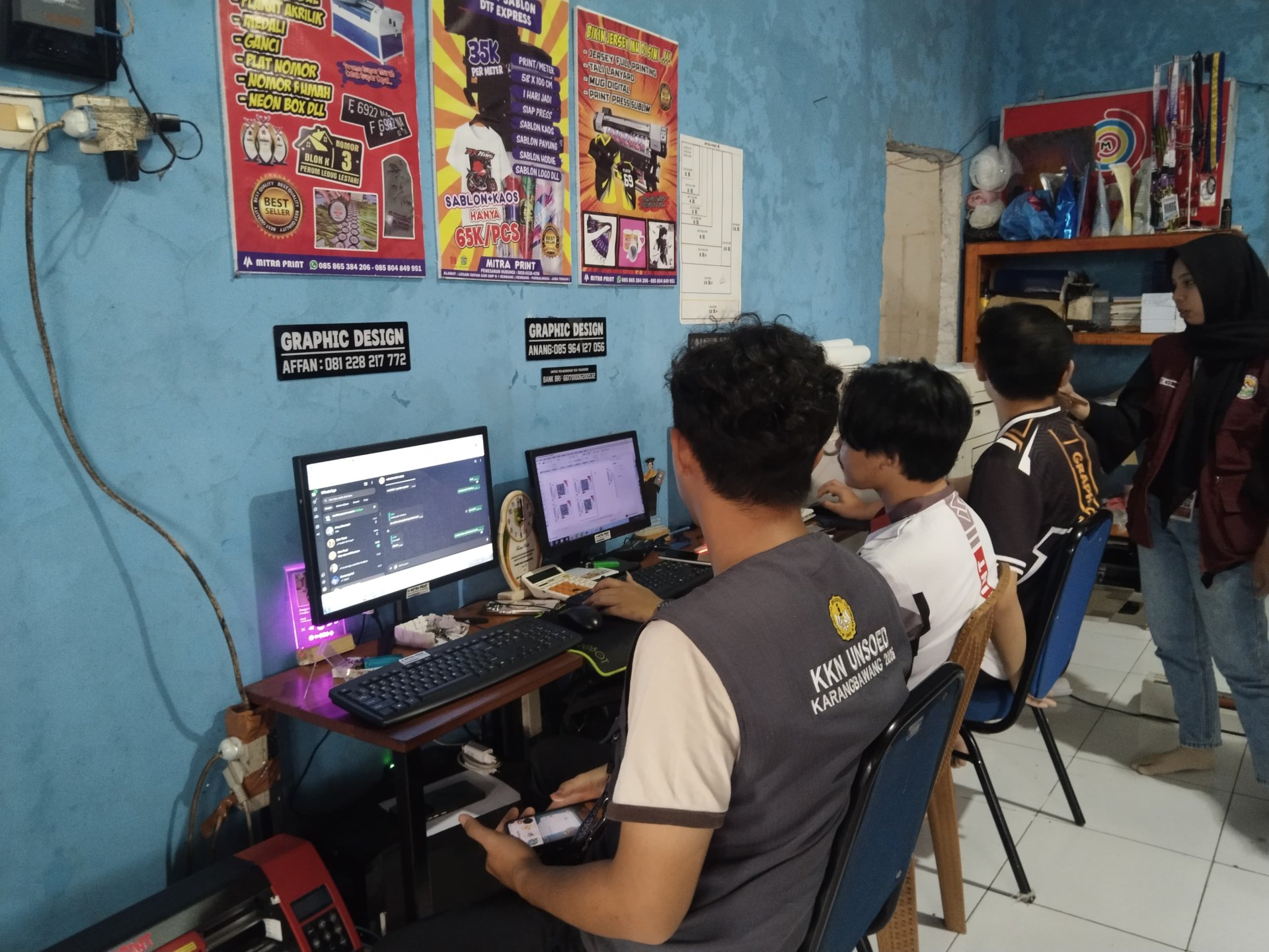 TAHAPAN FINISHING PEMBUATAN QRIS UNTUK UMKM DI DESA KARANGBAWANG