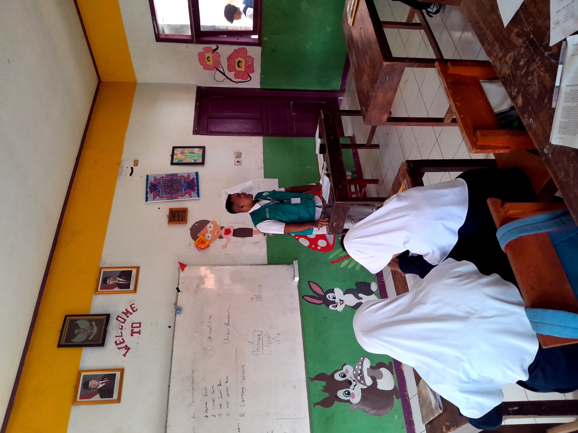 KKN Kemawi Piket Balai Desa dan Pemasangan Rambu Evakuasi