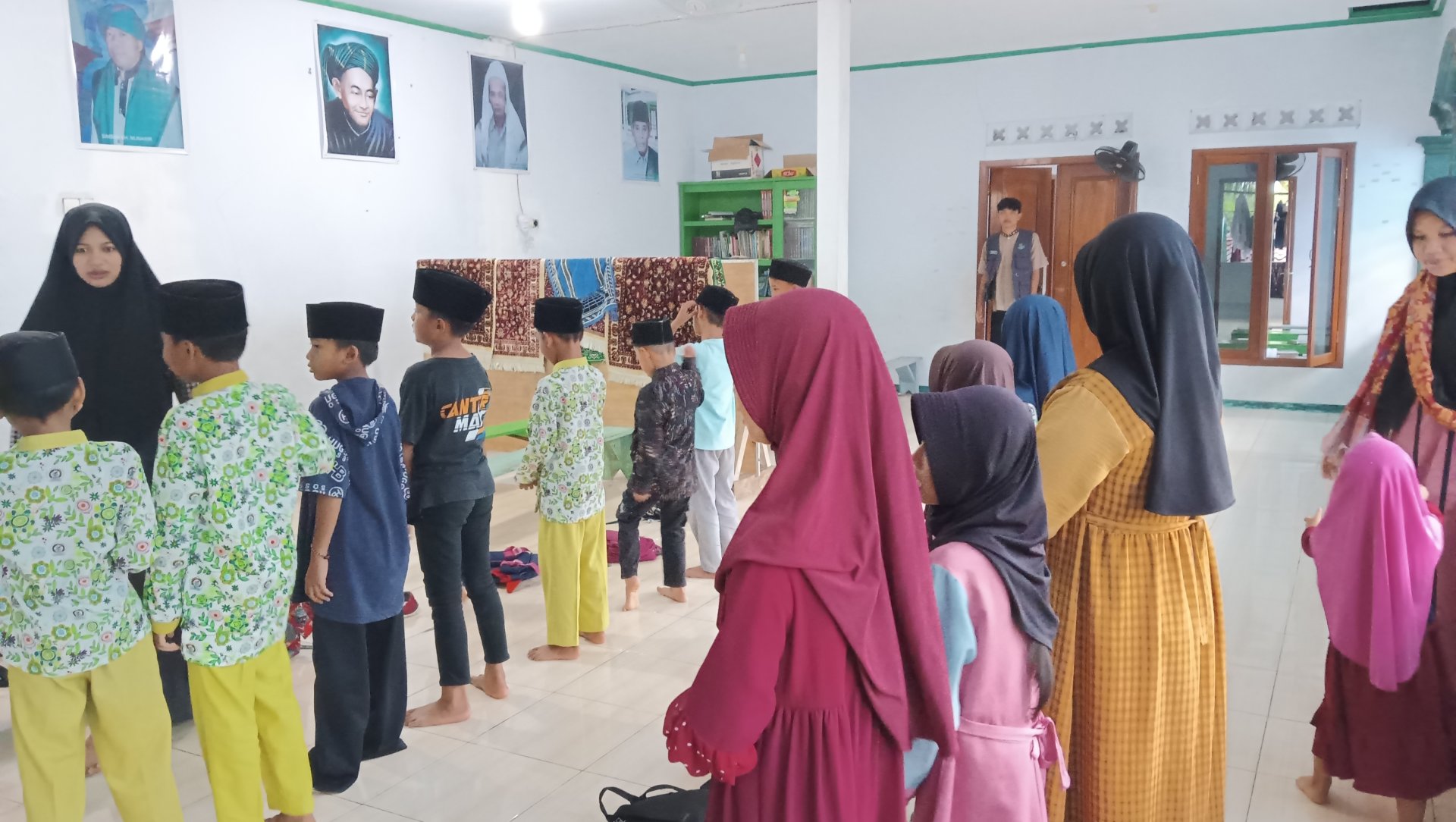 Melaksanakan program kerja bidang pendidikan