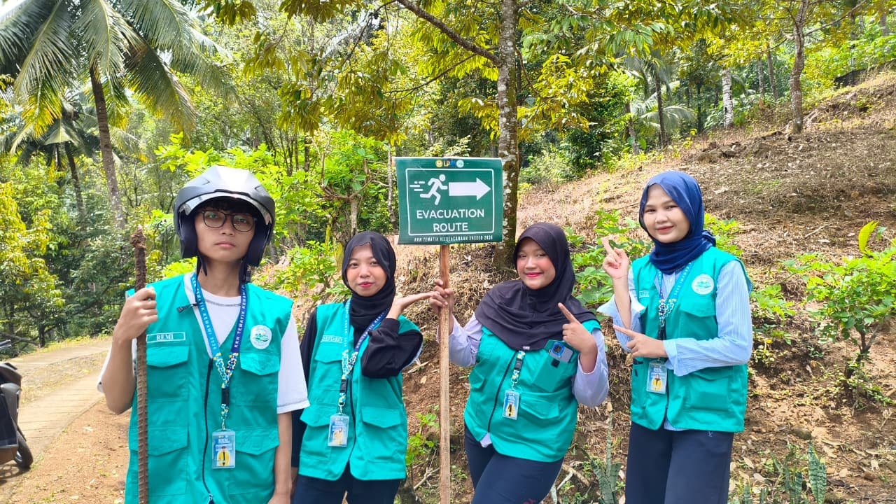 Kegiatan Mengajar, Pemasangan Rambu Kebencanaan, dan Pendampingan UMKM