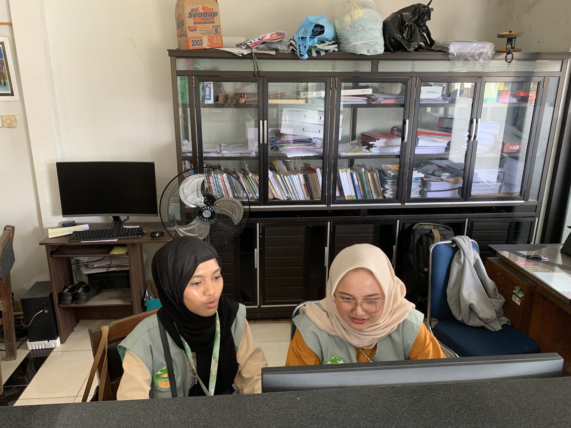 Mahasiswa KKN Desa Sumampir Periode Jan-Feb 2026 Penguploadan artikel atau berita minggu kemarin di website desa sumampir.