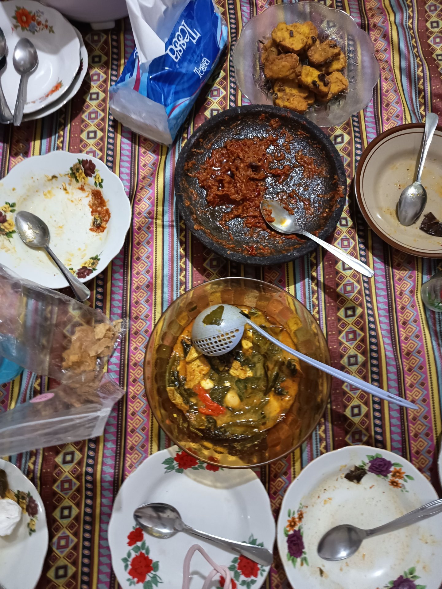 Melakukan piket posko dan masak rutin