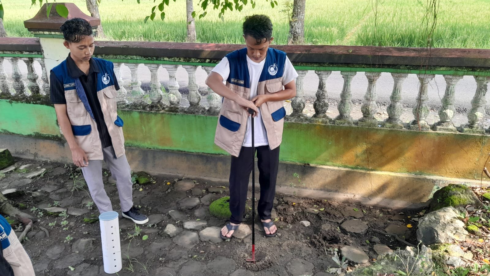 Pembuatan Lubang Resapan Biopori di Balai Desa Sawangan