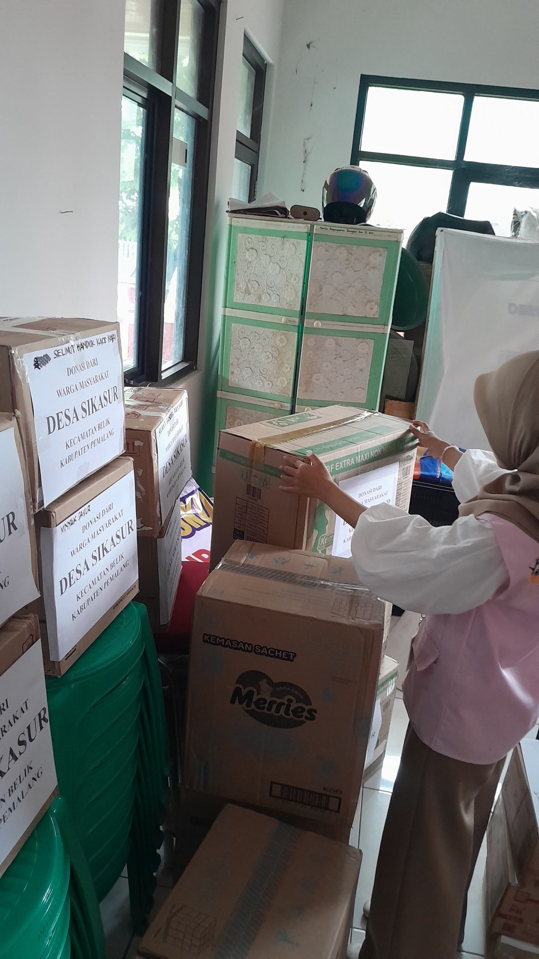 Packing donasi untuk korban banjir bandang di Pemalang Selatan