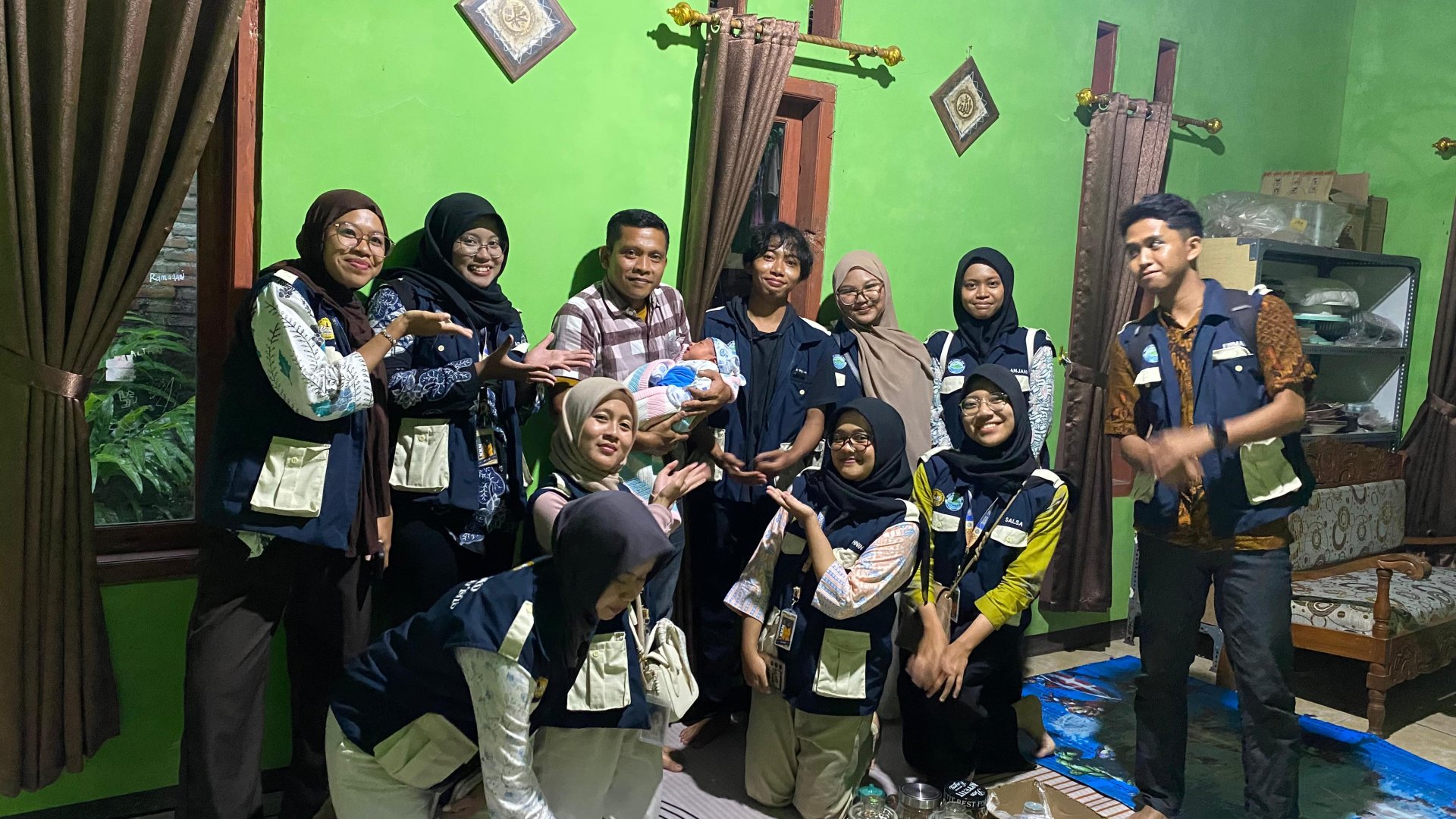 Menjenguk anak pak sukur (perangkat desa)