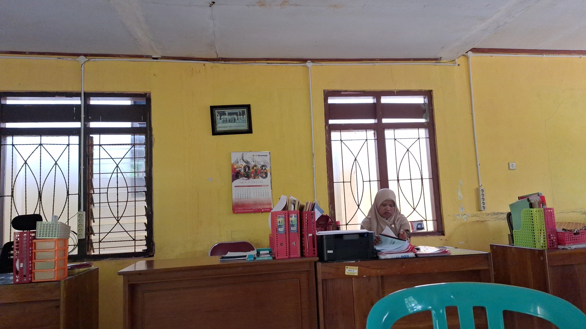 Kegiatan Hari Kedua puluh satu KKN di Desa Karanganyar, Wadaslintang: Piket Harian di Kantor Desa