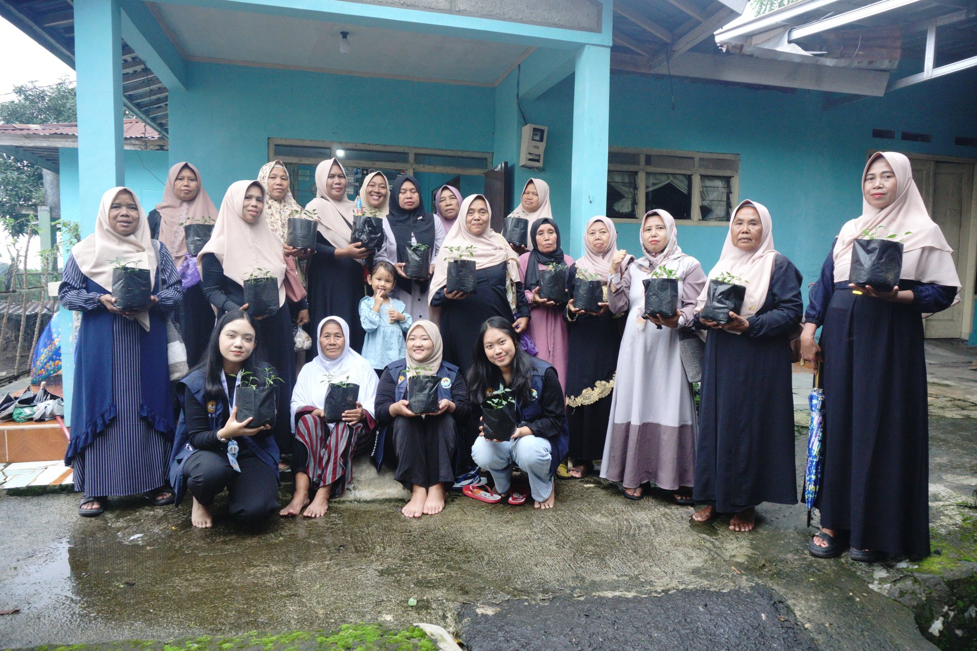 Day 21 KKN PEMBAGIAN BIBIT TANAMAN KE KWT