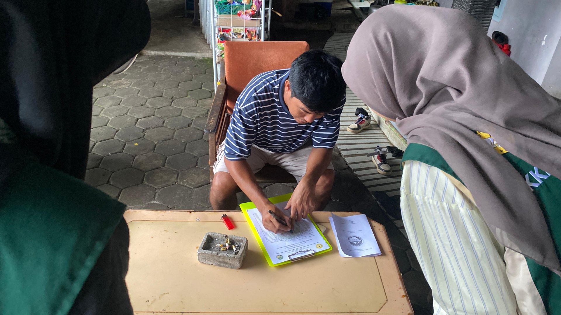 Day 21 KKN Desa Kalisaleh Mengikuti Sosialisasi Kesadaran dalam Membuang Sampah kepada Masyarakat RT 01