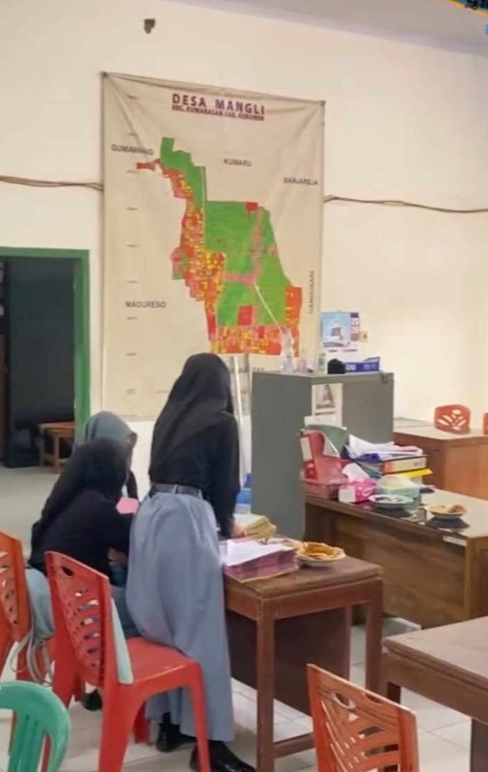 Melaksanakan Piket di Balai Desa Mangli