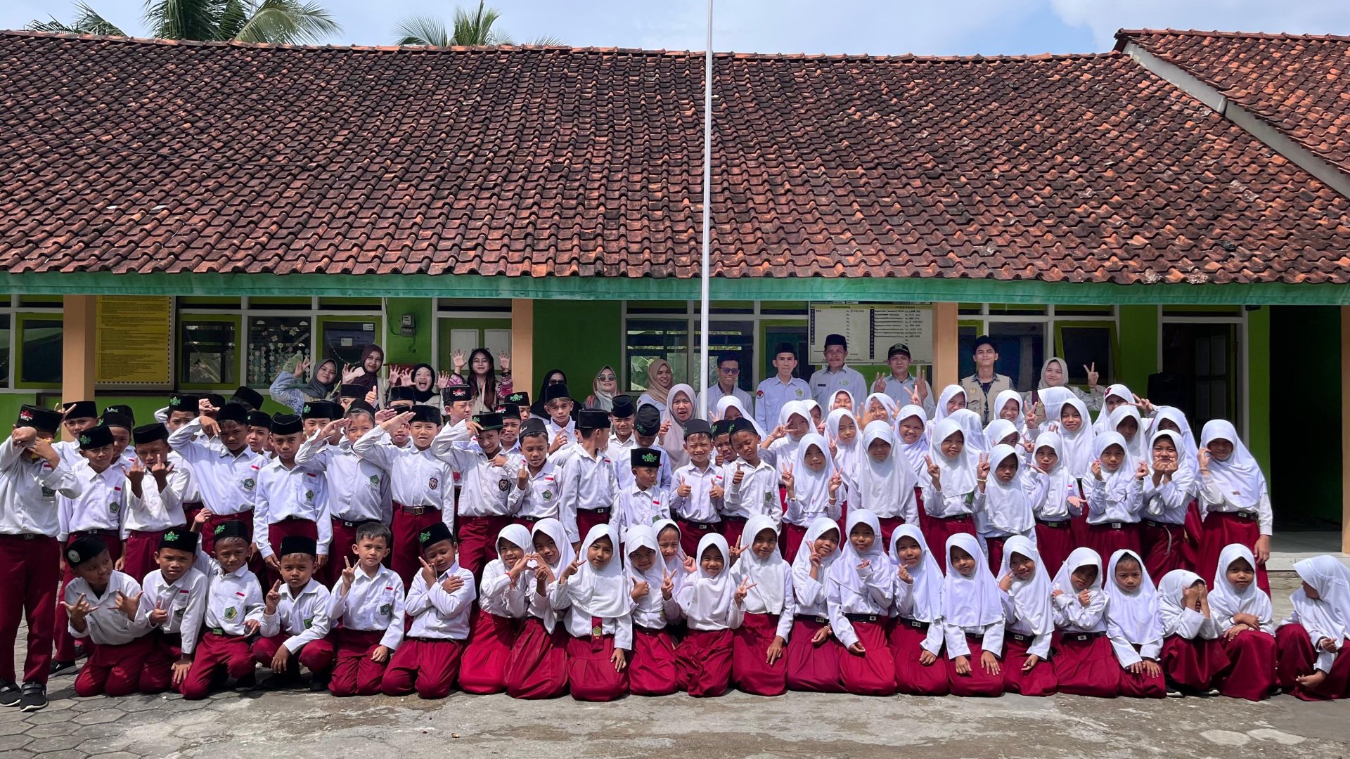 KKN Hari ke-21 melaksanakan sosialisasi stop bullying di MI Ma'arif Kalidadap