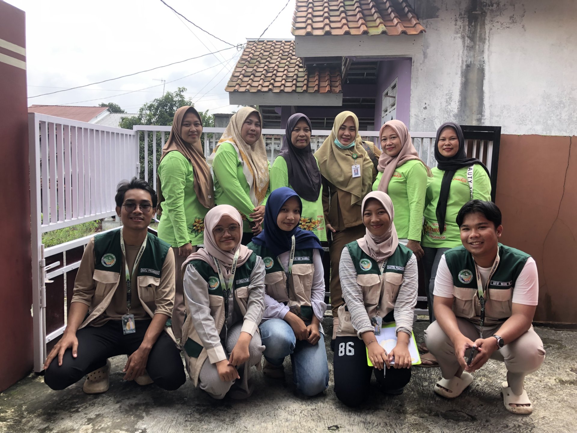 Melakukan pembrantasan nyamuk di RT08 dan Sosialiasi program kerja bank sampah