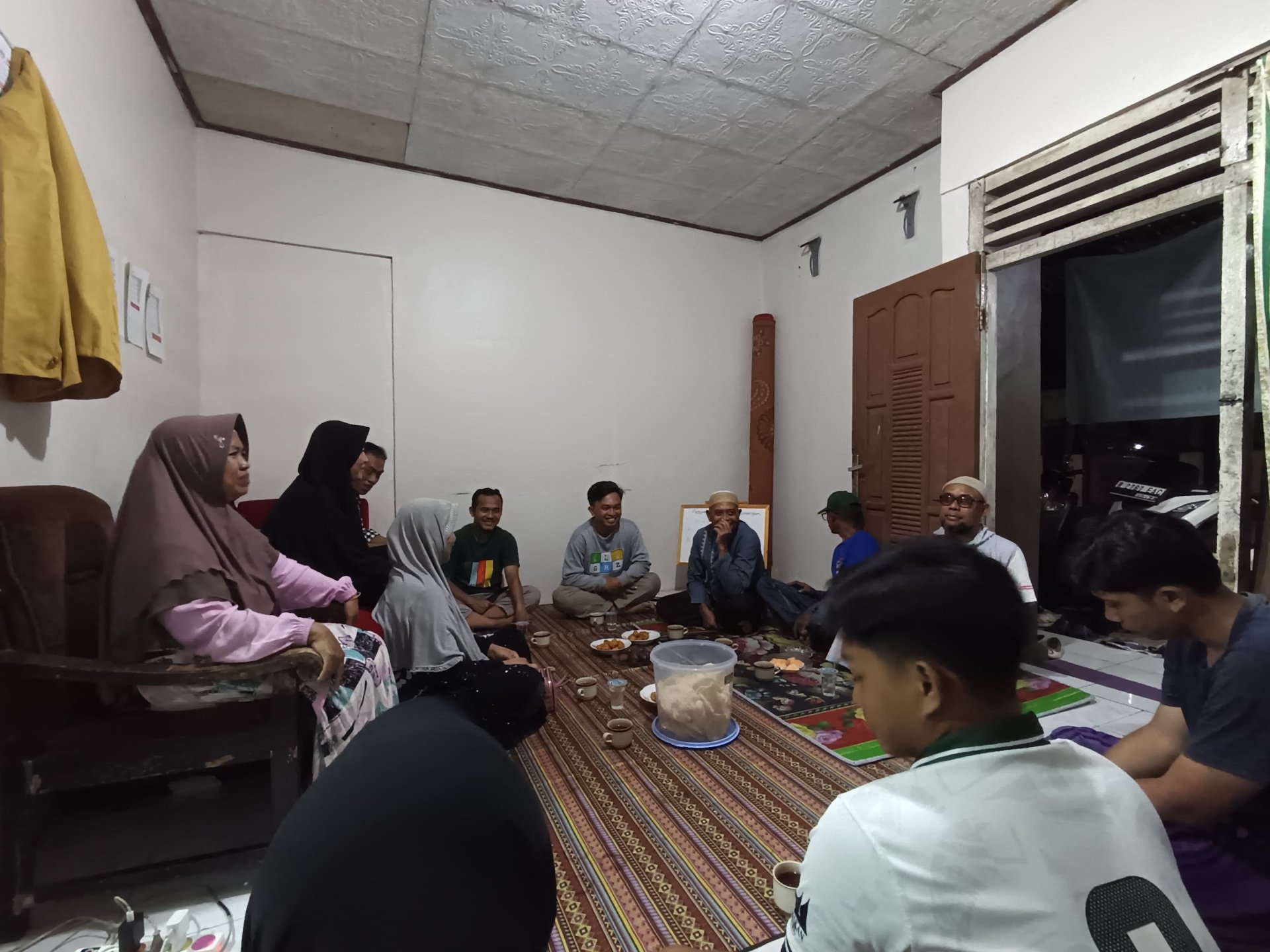 Kunjungan dan Silaturahmi Perangkat Desa Sumampir ke Posko KKN