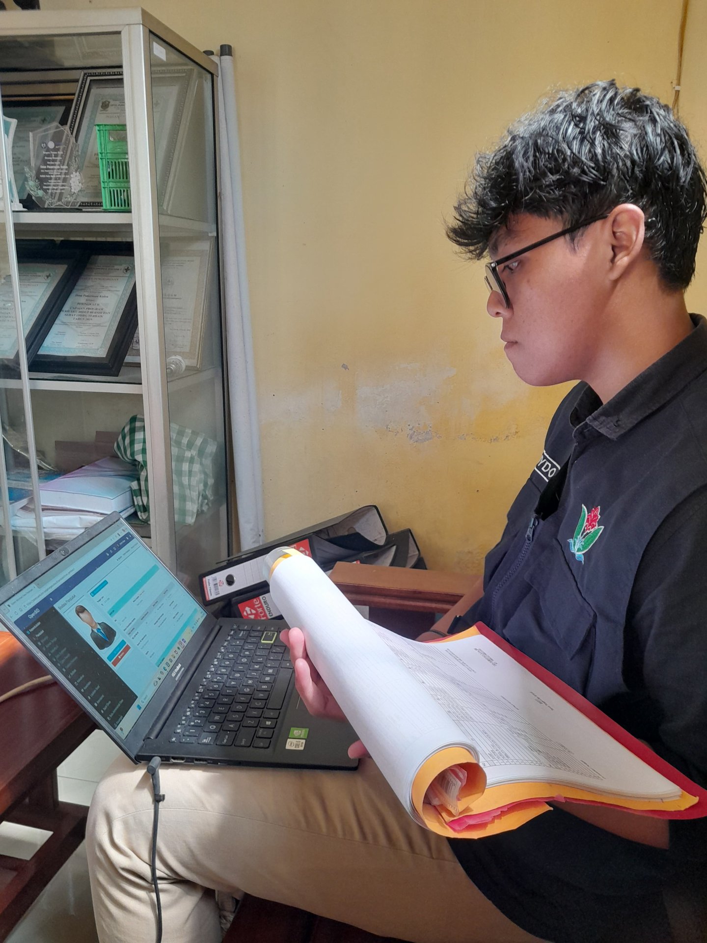 Piket di Balai Desa Panerusan Kulon