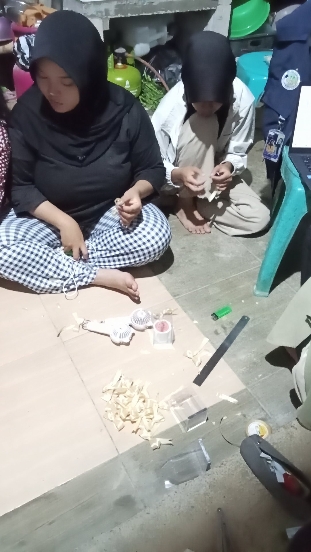 DAY 21 KKN - PERSIAPAN BAHAN DEMONTRASI LILIN AROMATERAPI