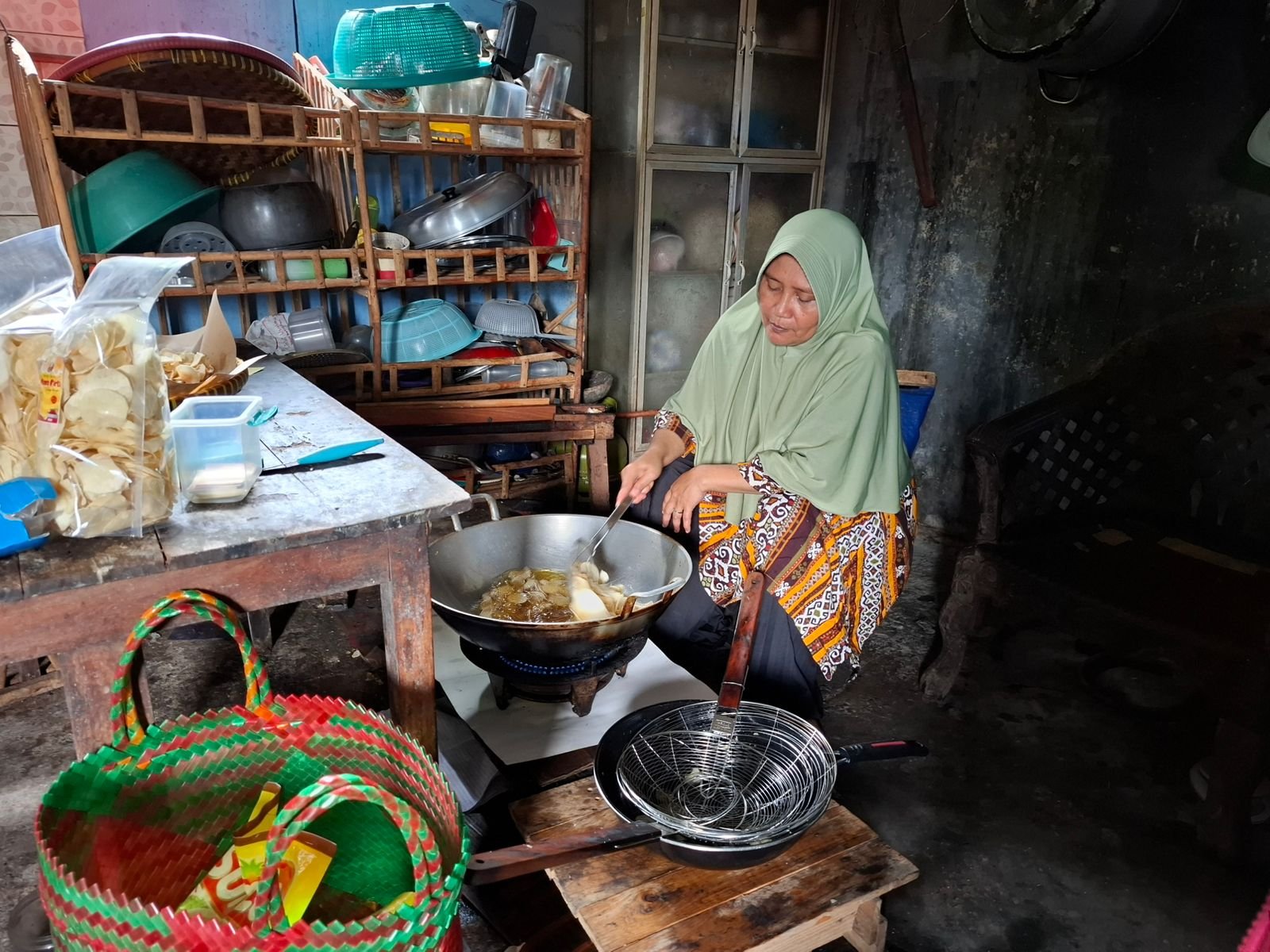 PENDAMPINGAN PEMBUATAN KONTEN DAN VIDEO PEMASARAN UMKM KERIPIK BUSIL MAMA FIRLI